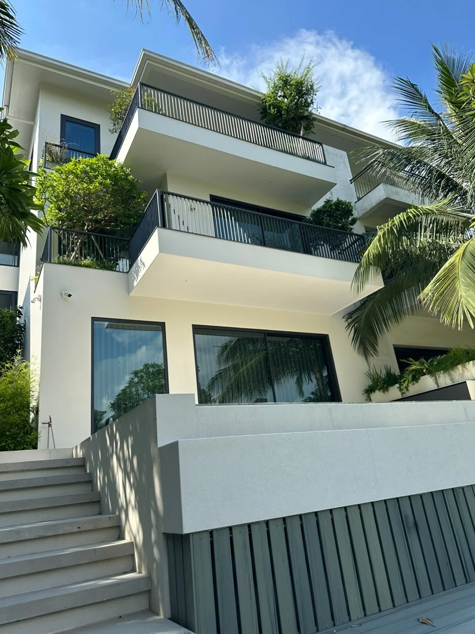 Thổng thể thiết kế mặt sau ngôi nhà